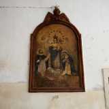 La Vergine � raffigurata tra San Domenico e Santa Caterina inginocchiati e ai suoi piedi ci sono un Vangelo e un giglio: il primo rimanda alla missione evangelica dei due, il secondo rappresenta la purezza di Maria